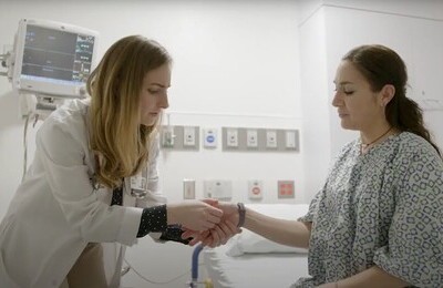 Кодирование Аквилонг в Магнитогорске Врач держит пациентку за руку